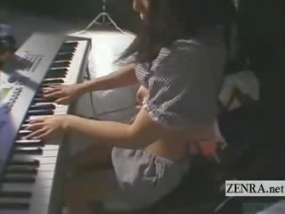 Subtitled lithe jap keyboardist veider mänguasi mängima