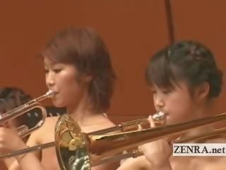Nudista japán av csillag -ban a stark meztelen orchestra