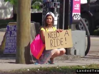 Nastolatka hitchhiker pieprzy ogromny kutas na zewnątrz pov