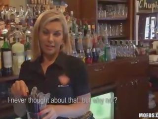 Bartender saugt schwanz hinter counter