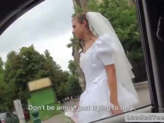 Rejected bruid pijpen in auto in publiek