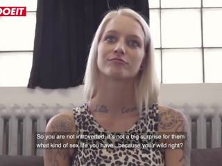 Letsdoeit - franceze tattooed tremendous blondie shpim i vështirë në the aktorët kolltuk