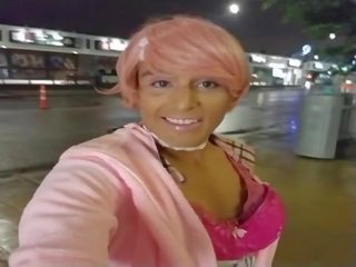 Masturbovanie v ružový na ulica