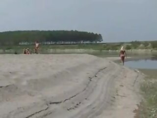 Bashkëshorte ngacmim një huaj në një plazh