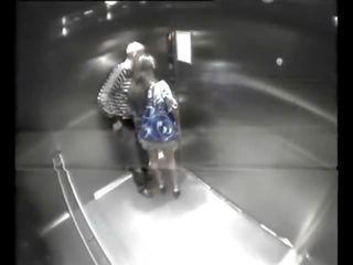 Nepažįstamasis dulkina merginos į elevator