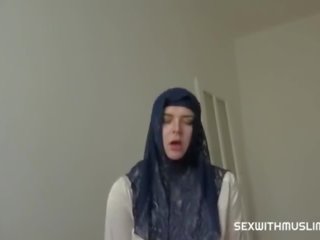 Echt estate agent man eikels stevig hijab vrouw