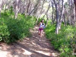 Jogging ripened wanita charlotte menggoda kepada pantai kotor video oleh orang asing